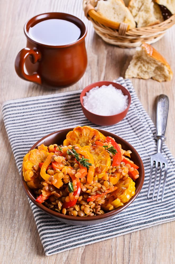 Mezcla perfectamente y coloca las rodajas de tomate por encima del platillo lleva al horno por unos 20 minutos hasta que los tomates estén dorados. Disfruta de tu platillo y viva México en tu mesa.