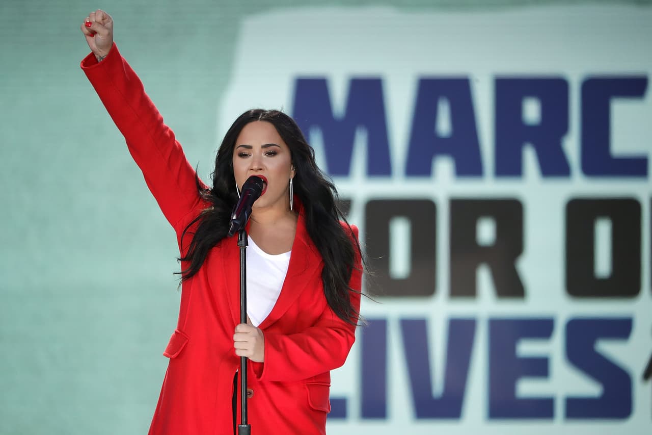 Entre las respuestas más populares figuró este comentario: “Lo que aprendí hoy: de acuerdo con Demi Lovato, 
<b>un ataque sexual contra un hombre es divertido</b>. ¿Podemos entender en 2018 que un ataque sexual a un hombre 
<b>no es algo normal</b> y que no deberíamos reírnos por eso?”.
