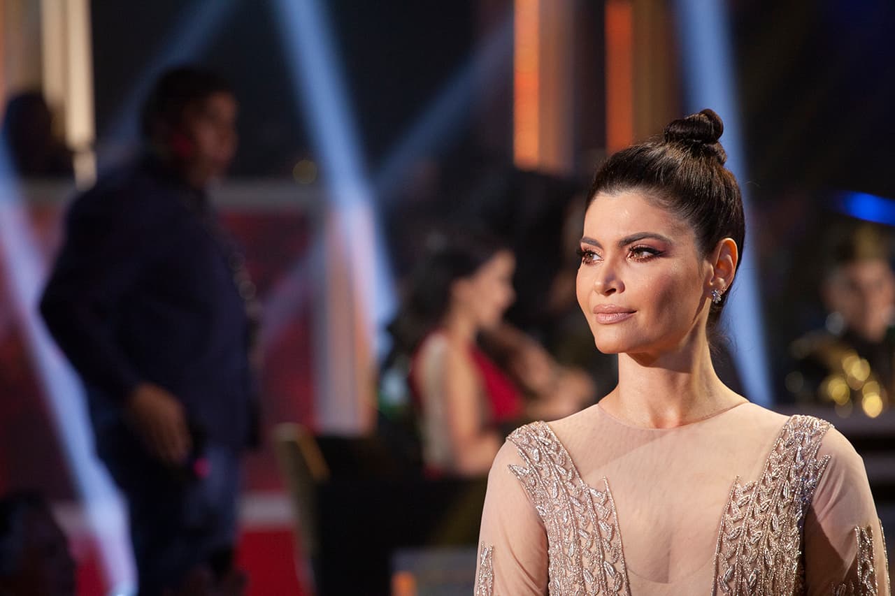 Como toque final, Chiqui llevó el pelo recogido en un perfecto chignon alto en la coronilla y pequeños aretes en brillantes de la firma 
<b><a href="http://www.daoromiami.com/store/c1/Featured_Products.html">Daoro Jewerly</a></b>.