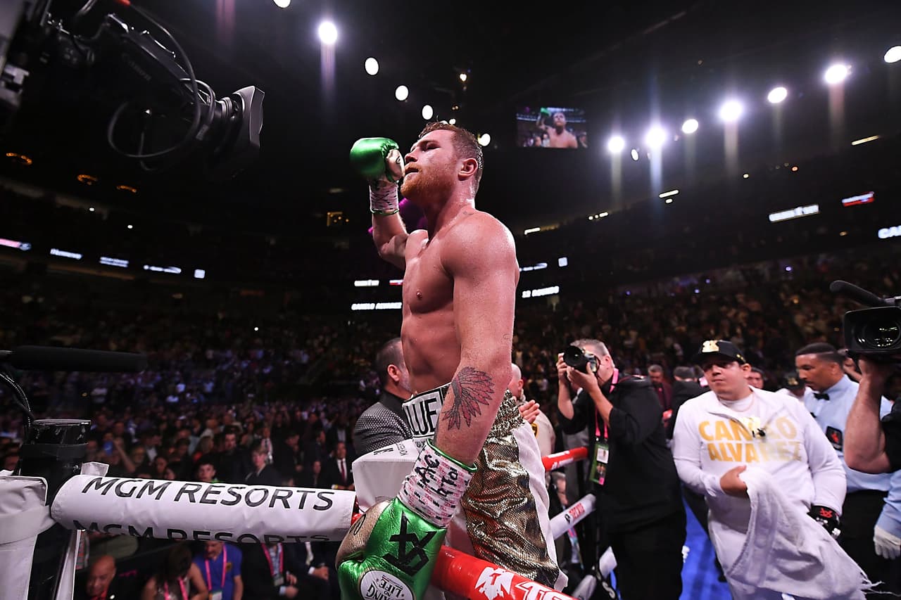 Al final el mexicano Saúl Canelo Álvarez se impuso por decisión unánime. Las tarjetas marcaron 115-113, 115-113 y 116-112.