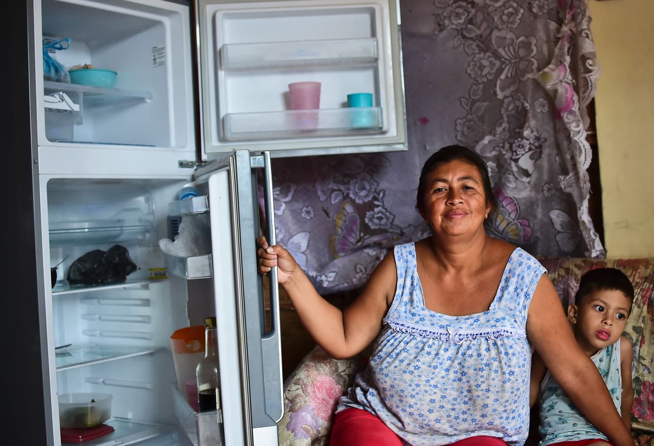 Liliana Rojas, residente de un barrio pobre de Caracas, muestra el refrigerador vacío en junio de 2016, cuando la 
<b><a href="http://www.univision.com/noticias/crisis-en-venezuela/no-eramos-ricos-pero-comiamos-asi-es-vivir-con-hambre-en-venezuela">escasez de alimentos</a></b> golpea Venezuela. Como consecuencia de la crisis, en los primeros cuatro meses del año se reportaron al menos 94 saqueos en todo el país, según datos del Observatorio Venezolano de Conflictividad Social, una organización no gubernamental que registra de manera independiente estos eventos. Durante los últimos dos años, la caída de los precios del petróleo ha acelerado el desmoronamiento de la economía venezolana, dependiente de las exportaciones de crudo, que se ha contraído 8%. (RONALDO SCHEMIDT/AFP/Getty Images)