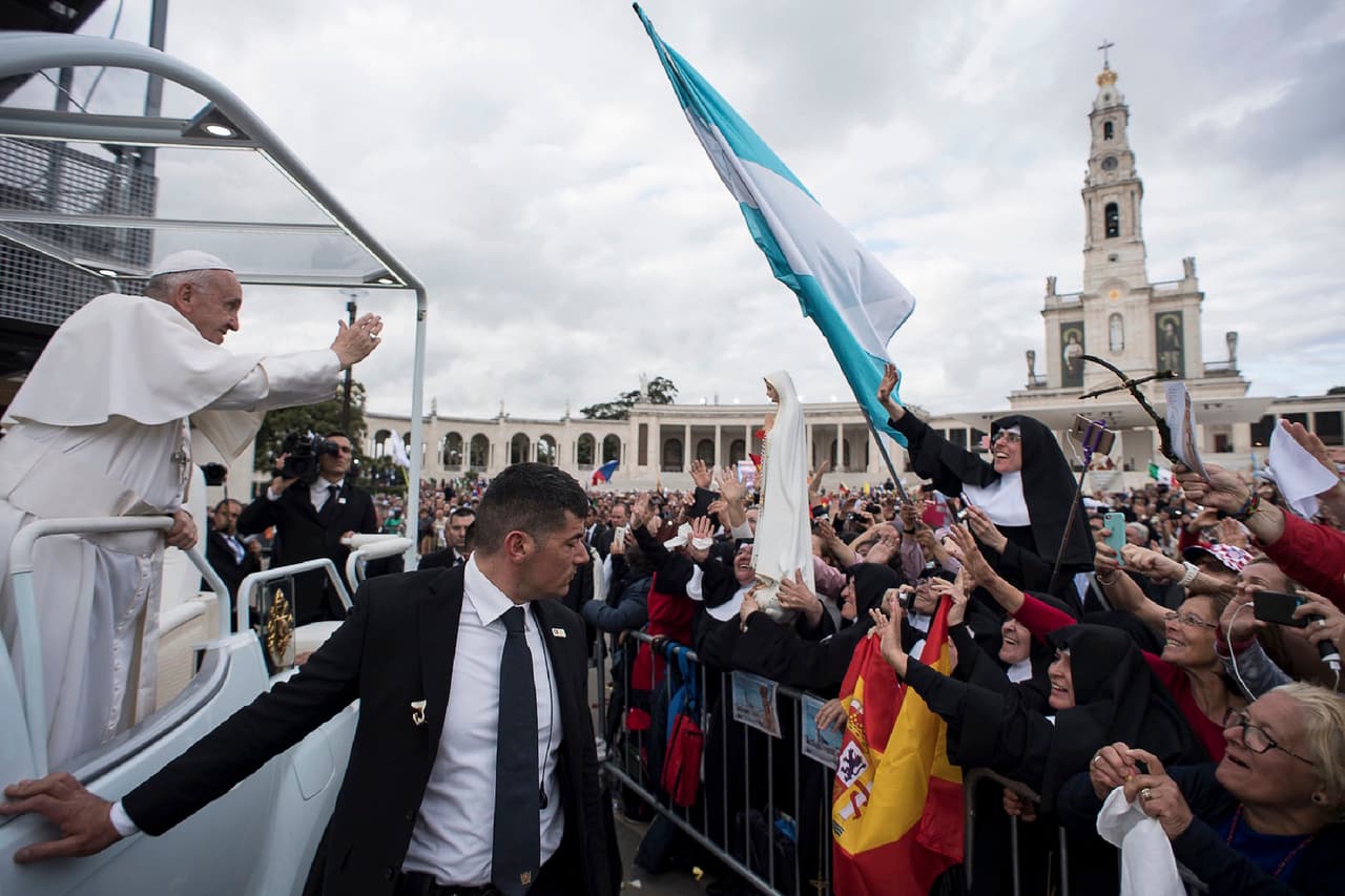 Unos 500,000 fieles asistieron este sábado a la misa que ofició el papa Francisco en el santuario de Fátima, en Portugal.