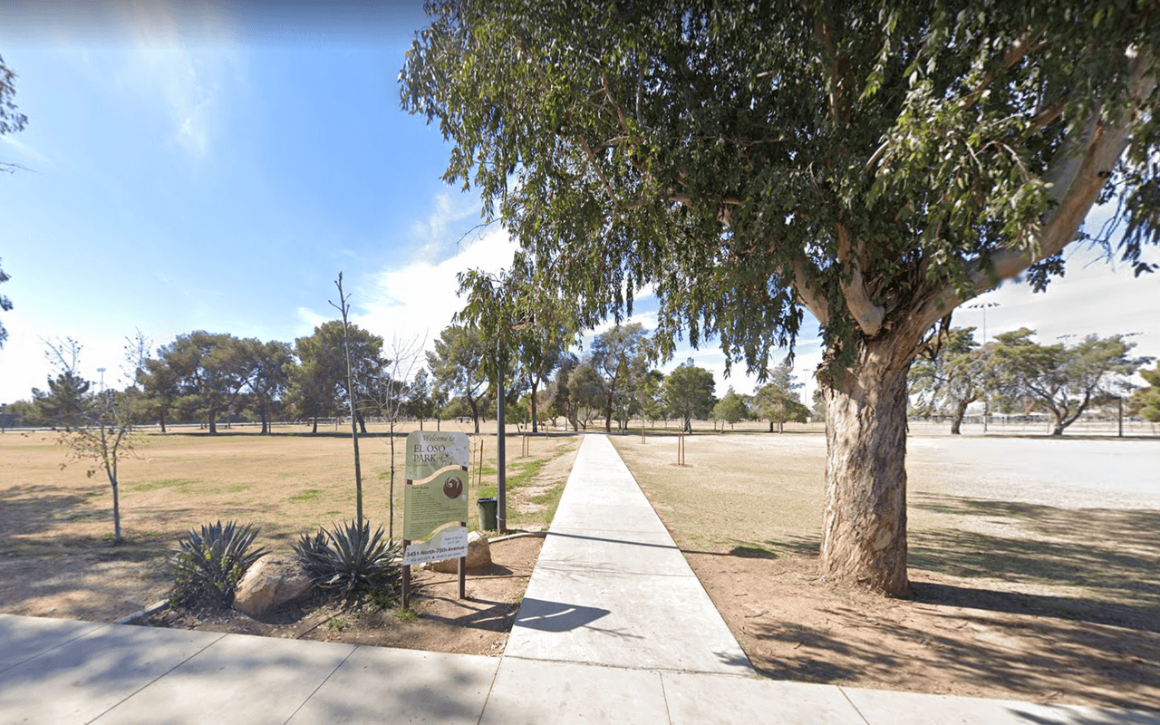 <b><a href="https://www.phoenix.gov/newsroom/parks-and-recreation/1102" target="_blank">PHOENIX</a>: </b> El Departamento de Parques y Recreación de la Ciudad de Phoenix anunció el lunes por la noche que también cerraría temporalmente los parques infantiles, las canchas de baloncesto, las canchas de voleibol y las áreas con equipos de gimnasia, a partir del martes 31 de marzo a las 5 p.m. Caminos, espacios verdes, parques para perros, parques de patinaje y baños permanecerían abiertos. (Foto: El Oso Park)
<br>