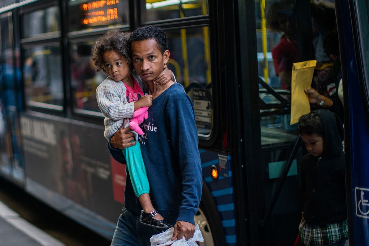 Funcionarios de Suffolk rechazan que Nueva York envíe inmigrantes a Long Island