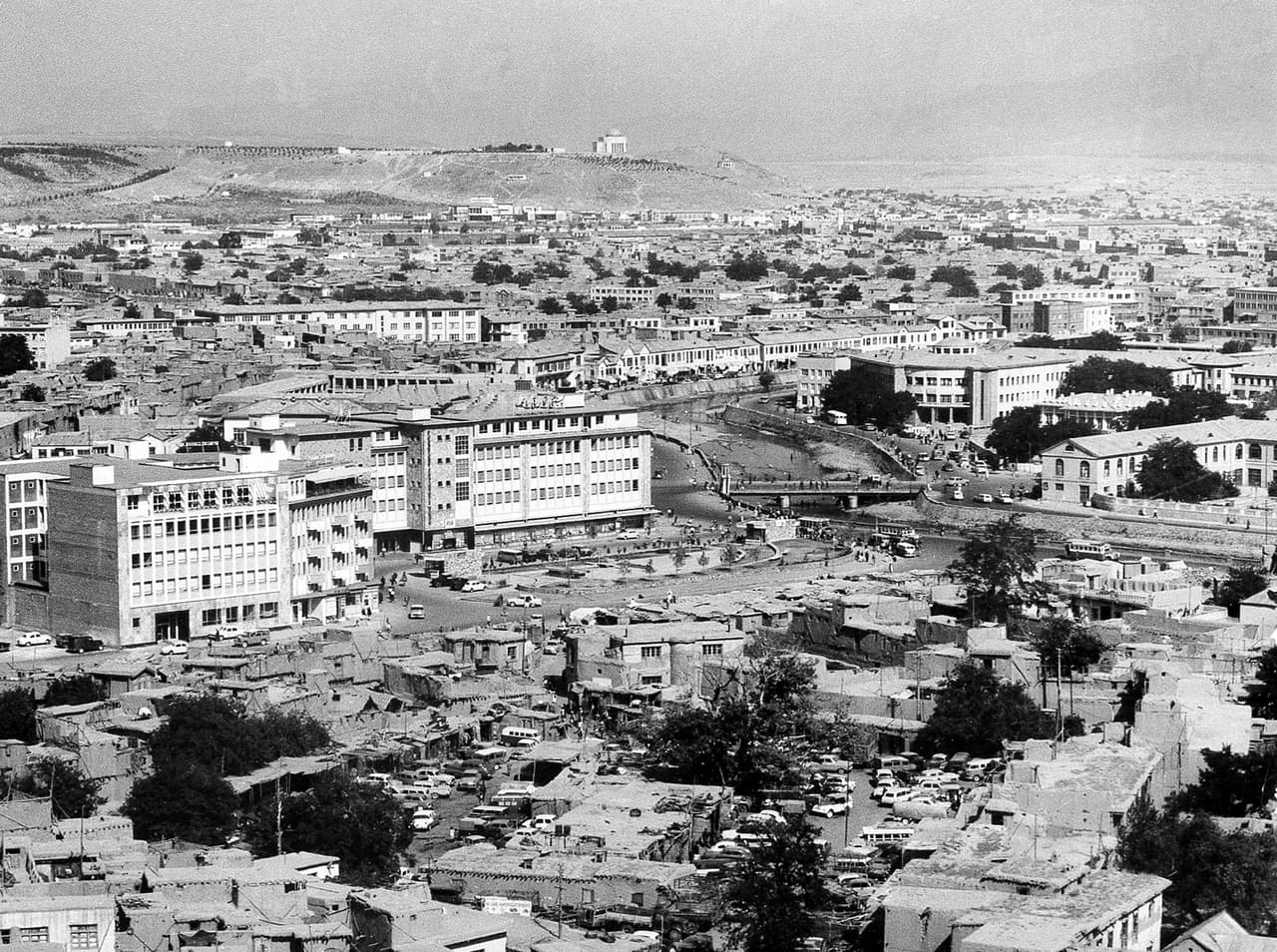 Los antiguos edificios de Kabul junto a los modrnos recién construidos en 1969. 
<br>
<br>Estados Unidos acabó con Osama Bin Laden en 2011 pero la guerra continuó diez años más. 
<a href="https://www.univision.com/noticias/politica/talibanes-toman-aeropuerto-kabul-declaran-victoria-seguridad"><u>El último militar estadounidense salió de Afganistán el 30 de agosto de 2021</u></a>.