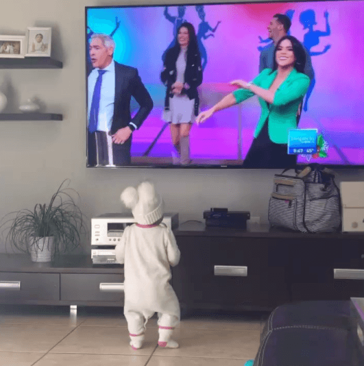 El 2018 comenzó y Johnny Lozada mostraba esta foto de su nieta, ya casi de 11 meses, bailando frente al televisor.