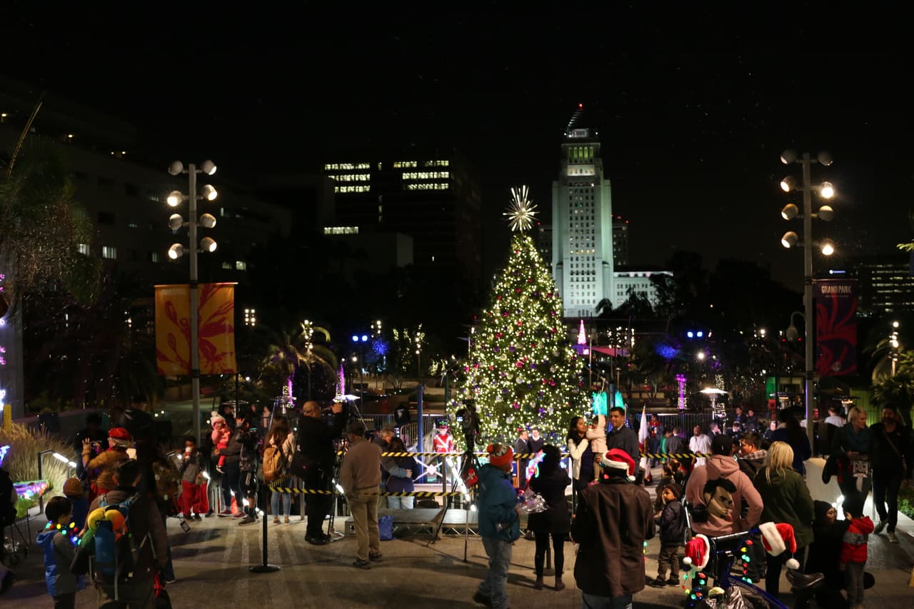 <b>Music Center Plaza:</b>
<br>Es el encendido oficial de la ciudad de
<i>Los Ángeles</i>, se regala chocolate caliente a todos los asistentes.
<br>
<b>Cuándo:</b> 28 de noviembre
<br>
<b>Dónde: </b>Grand Park
<br>
<b>Precio: </b>Gratis