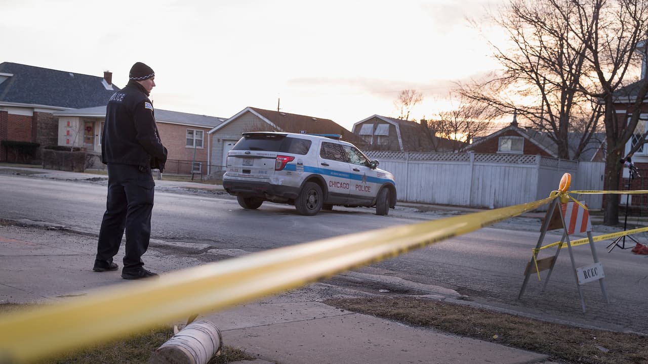 Matan a un hombre dentro de un Subway: Dos personas muertas y más de 20 heridas durante este fin de semana en Chicago