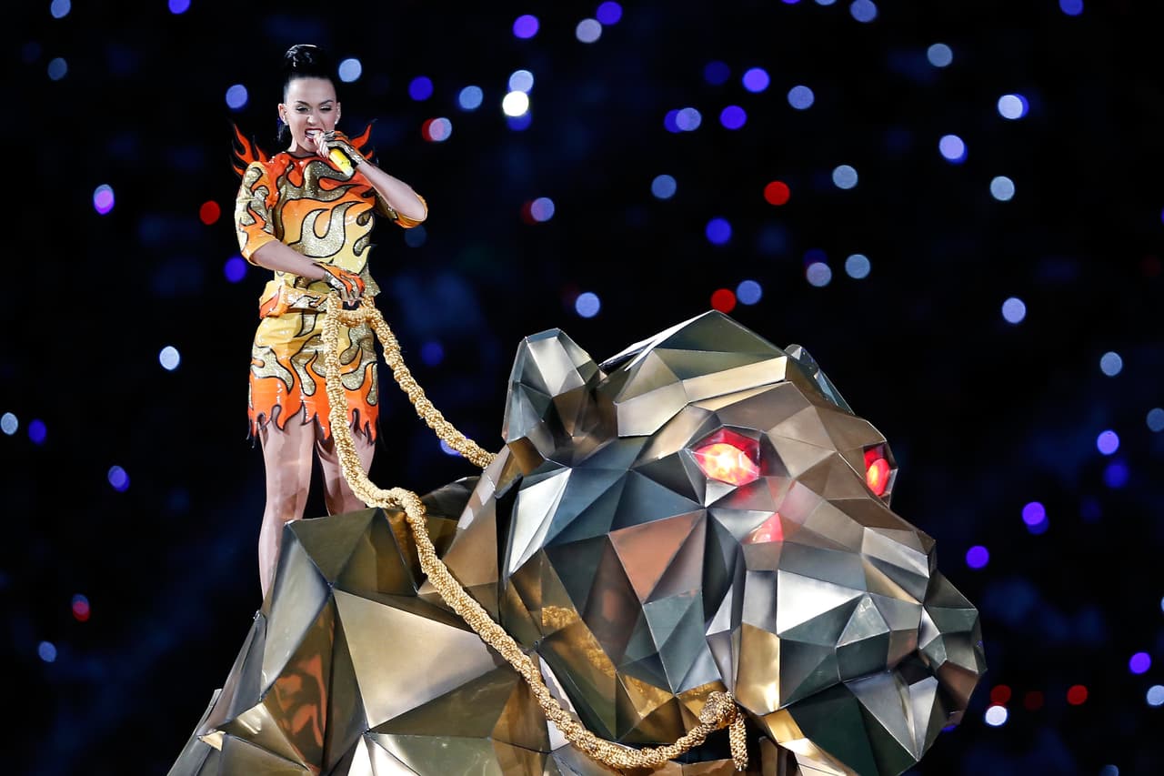 Katy usó unos trajes muy vistosos en esa ocasión.