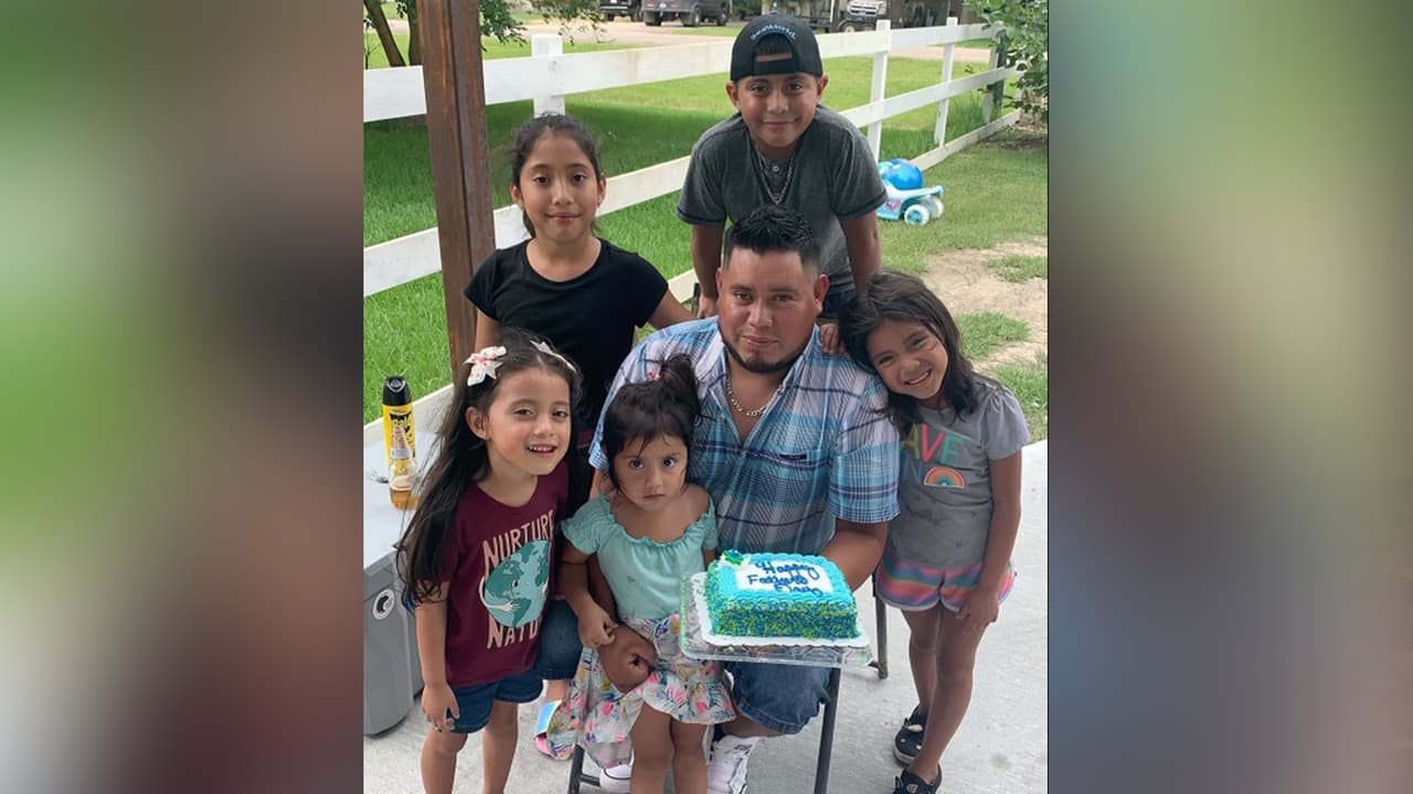 Madrigal agradece que sus cinco hijos, de entre 3 y 10 años, no se han contagiado y hace un llamado a la comunidad: “Yo les diría
<b>vacúnense y pónganse las mascarillas,</b> aunque estén vacunados. Esta situación está bien grave. Ahorita le está pegando también a los niños... cuando no pasa uno por esta situación no sabe el dolor. Él es muy fuerte y lo último que me dijo es que tenía muchas ganas de abrazar a sus hijos”, concluyó entre lágrimas la mujer.