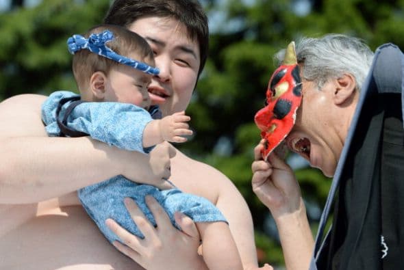 En caso de que el bebé se rehuse a llorar entonces el árbitro se pone una máscara de diablo para terminar el trabajo.