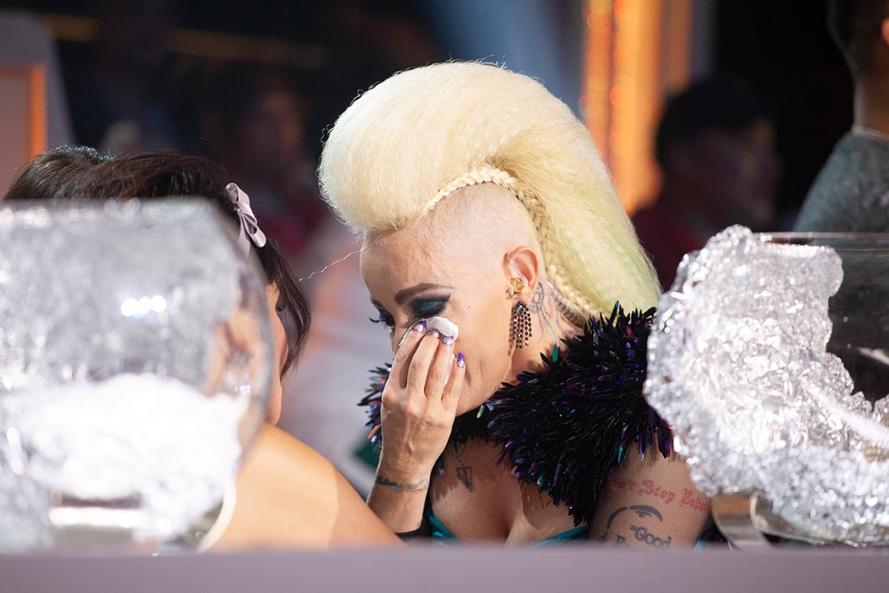 Sorpresivamente la jueza de hierro rompió en llanto al escuchar el testimonio de Rosie, se levantó, la abrazó y le dijo: “Yo nunca pude perdonarlo”, sin dar más detalles de a qué se refería. La predicadora le prometió caminar de su mano y apoyarla para poder perdonar.