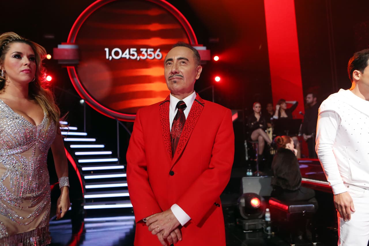 La producción le propuso 
<b><a href="https://www.univision.com/shows/mira-quien-baila/fernando-arau-el-unico-bailarin-sometido-a-la-aplastante-prueba-del-poligrafo-en-mira-quien-baila">someterse a la prueba del polígrafo </a></b>para confirmar si estaba o no mintiendo. La prueba salió negativa. "Se ha puesto en juego mi integridad y la veracidad de lo que yo digo contra una máquina", dijo el comediante.