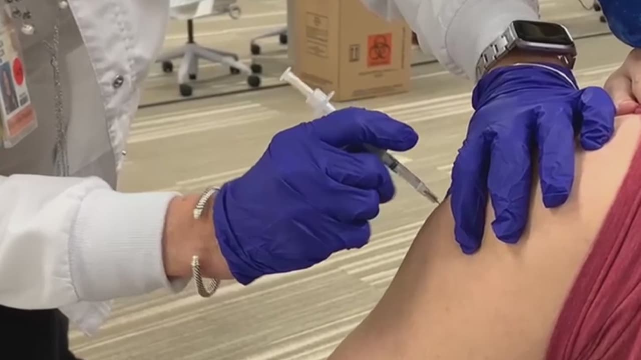 "No es justo que vengan de México para vacunarse": residentes de Texas temen quedarse sin vacunas contra el coronavirus 