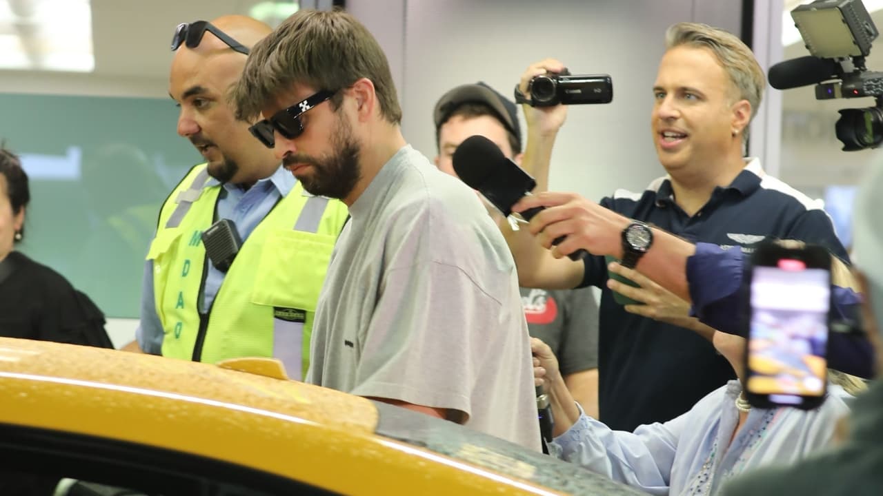 Piqué fue abordado por varios reporteros a su arribo a Miami y a los cuales ignoró.