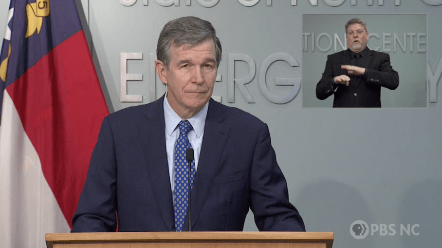 Roy Cooper suspende el toque de queda y permite la reapertura de bares