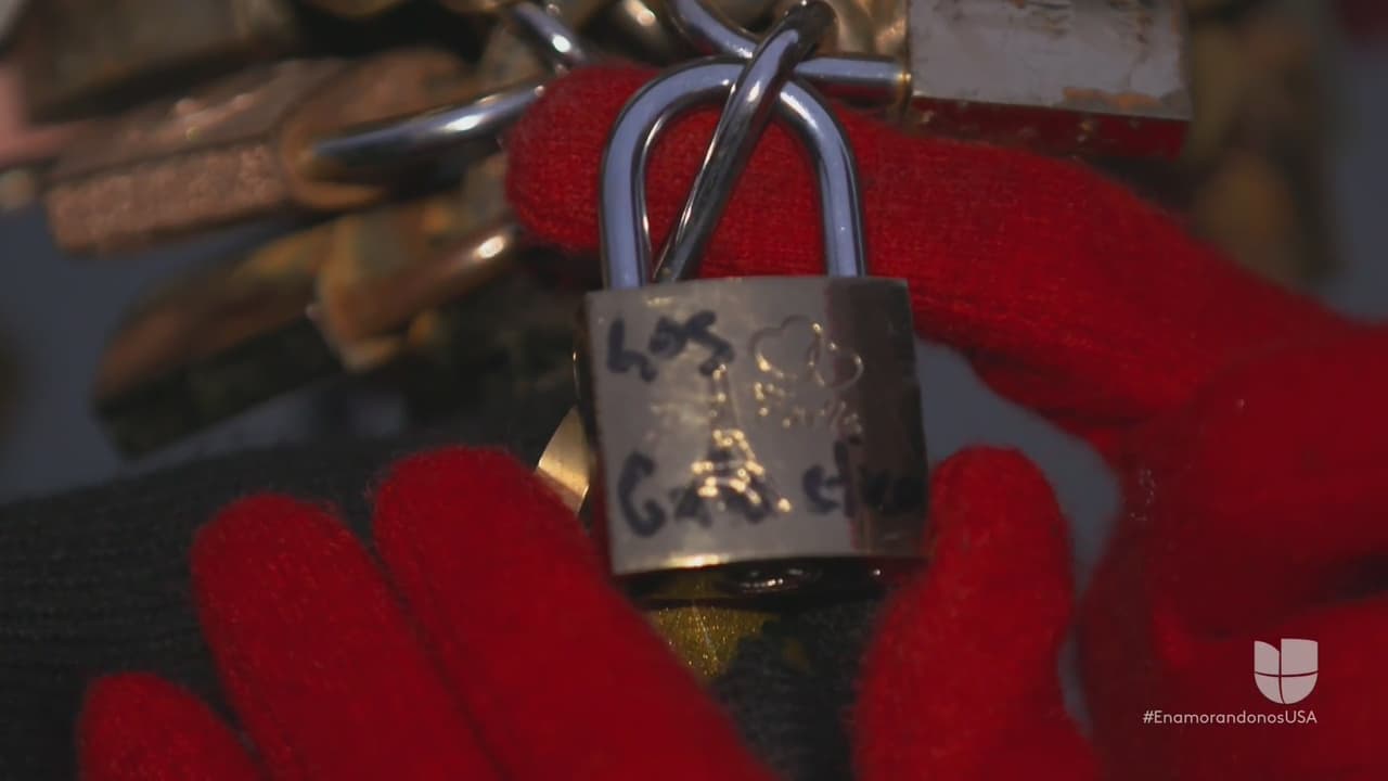 Este candado con la leyenda 'Los galácticos', será la prueba de que Dolly y John estuvieron en París.