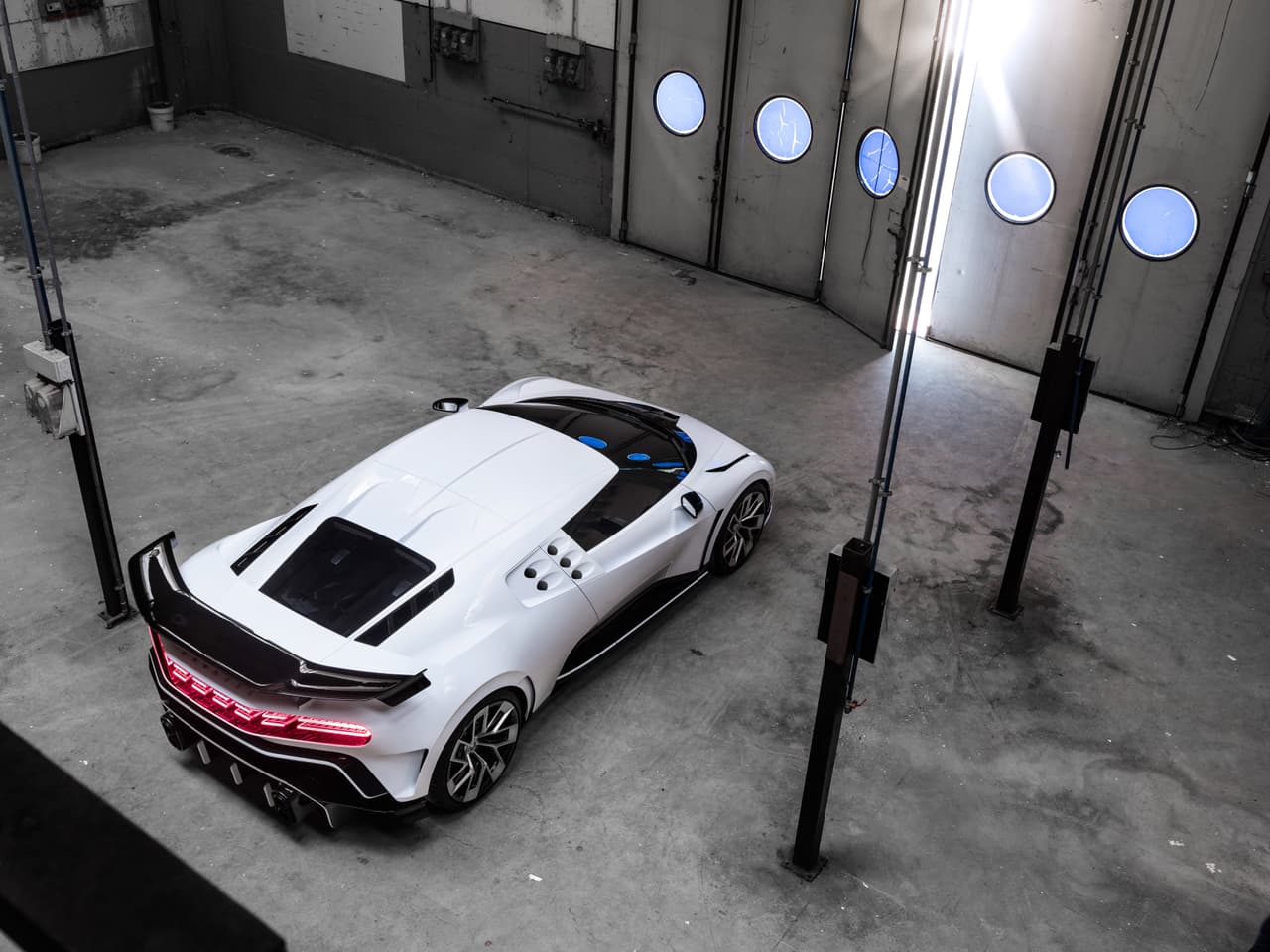 Al igual que el EB110, el motor de 16 cilindros se ve detrás de una superficie de vidrio transparente. Facilitan su refrigeración sus cinco orificios ubicados en los laterales.