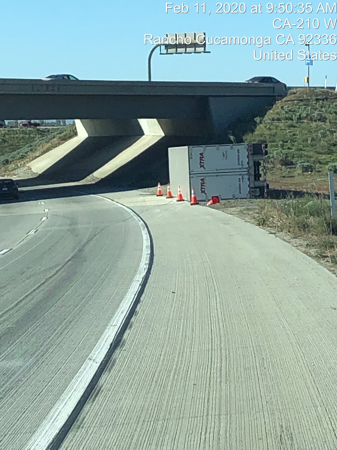 En Rancho Cucamonga también se registró un vehículo volcado cerca de un puente.