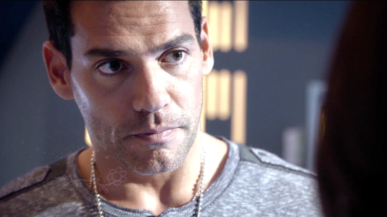 En Sueño de Amor, Ricardo tiene en la mira a ‘La Sombra’ y está muy cerca de atraparlo gracias a un dibujo de una de sus alumnas.