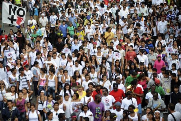 Cientos de adolescentes salieron a las calles de Medellín en señal de protesta por los crímenes contra jóvenes en las barriadas pobres.