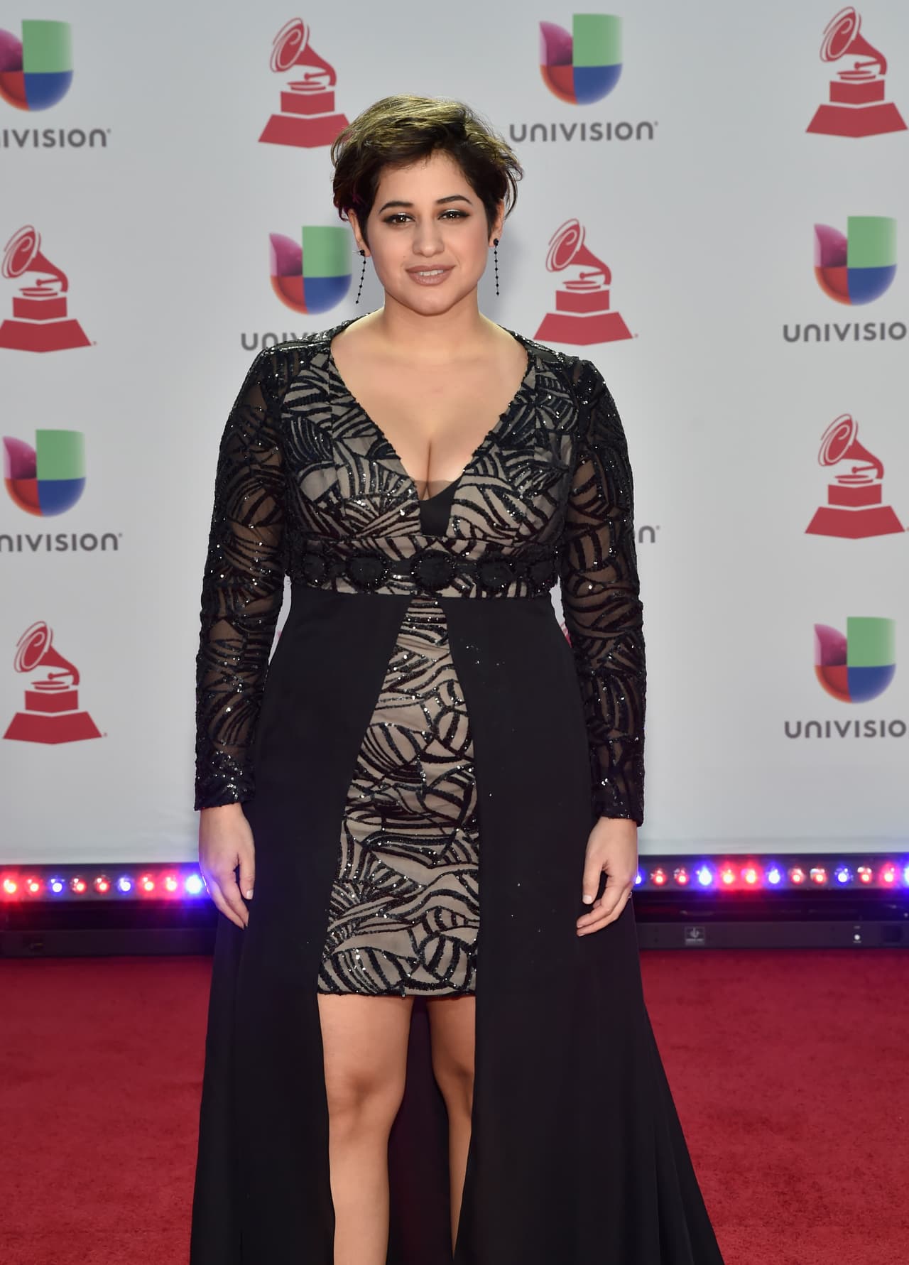 Mientras algunos artistas abanadonan su sueño de triunfar en la música por no contar con el respaldo de una disquera, esta intérprete no se rindió. A pesar de la falta de recursos y apoyos siguió buscando eso que tanto la impulsaba. Aprendió a hacerlo todo por ella sola, por complicado y desgastante que fuera