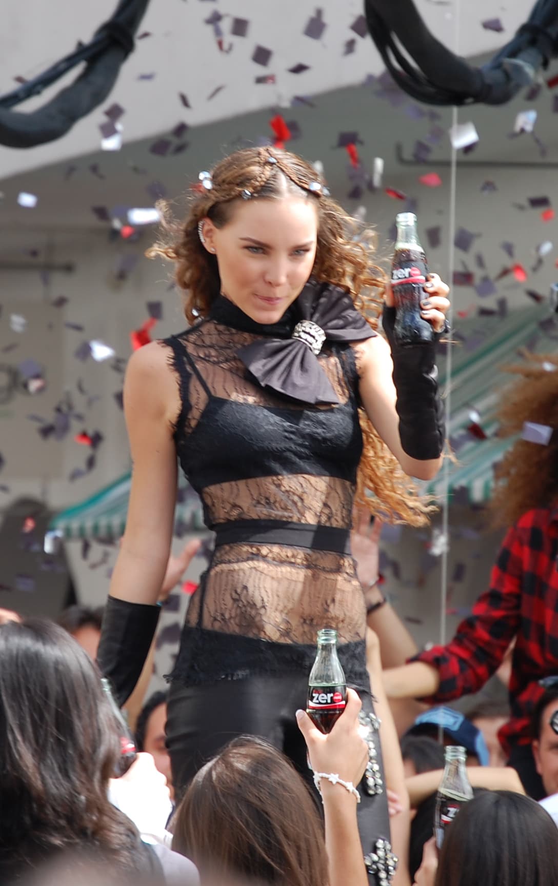 Su pequeña cintura y brazos delgados han desatado una ola de rumores de desórdenes alimenticios.