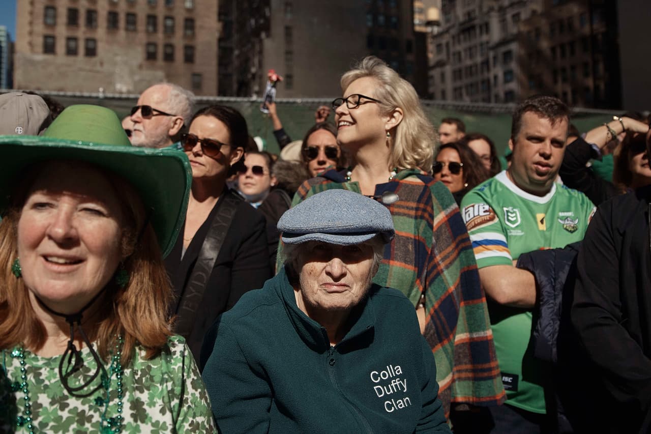 Personas salen a las calles de Nueva York para ver el Desfile del Día San Patricio (AP Photo/Andres Kudacki)