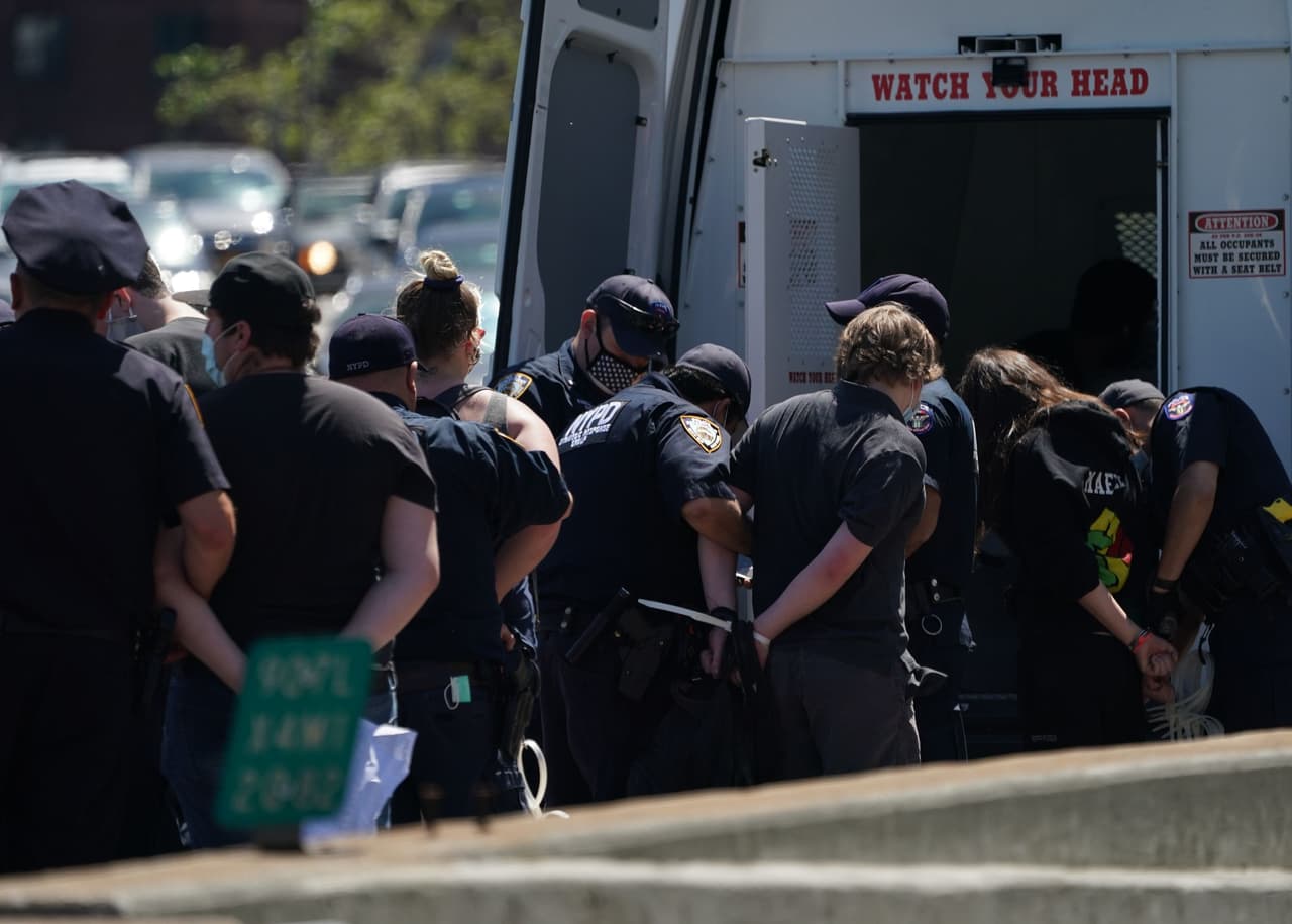 Manifestantes detenidos por haber impedido el libre tránsito en el FDR Drive de Nueva York durante una protesta.