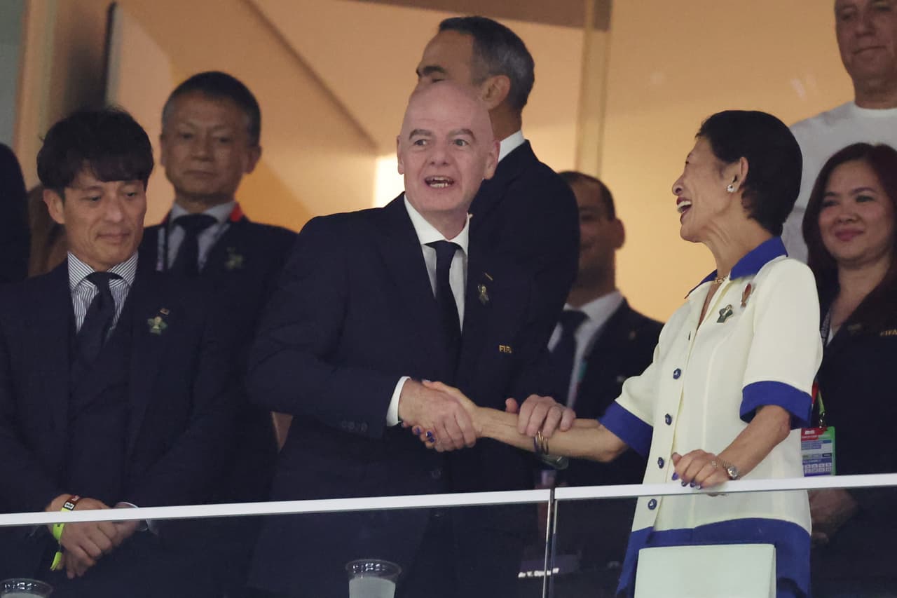 El presidente de la FIFA, Gianni Infantino (izquierda), saluda a Hisako, princesa Takamado de Japón, antes del partido de fútbol del Grupo F de la Copa Mundial entre Túnez y Japón en Guadalupe, cerca de Monterrey, México, el sábado 20 de junio de 2026.