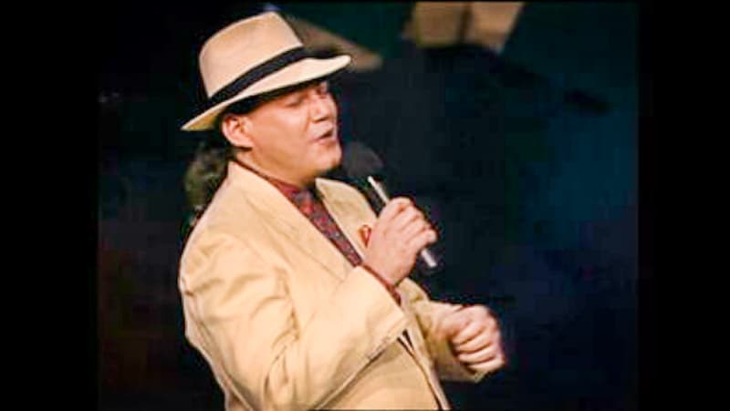 El gran compositor dominicano, Víctor Víctor, cantó 'Ando buscando un amor'. Más adelante en la noche recogió el premio a Mejor Nuevo Artista del Año en la categoría Tropical/Salsa.