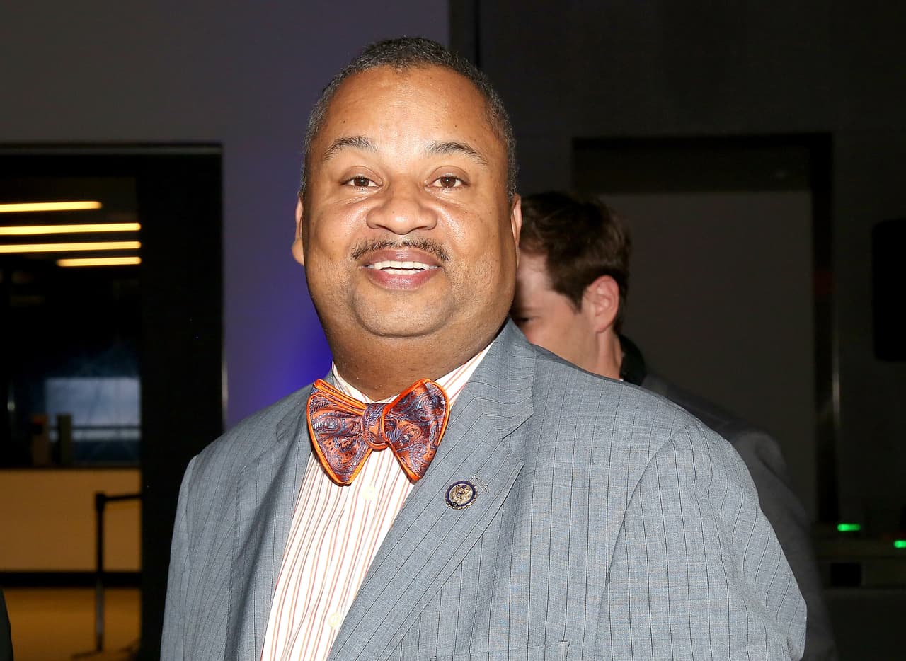 Donald M. Payne, Jr. "Después de leer los 10 casos específicos de obstrucción de la justicia esbozados en el informe Mueller, creo que hay pruebas más que suficientes para apoyar el juicio político contra el presidente Donald Trump basado en una violación constitucional de los "altos crímenes y delitos menores" (...) También apoyo una investigación completa de destitución para reunir más información y ayudarles a llegar a sus propias conclusiones", había declarado en agosto el congresista.