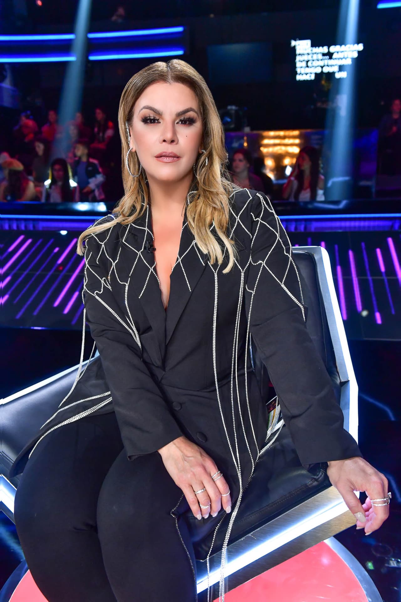 Olga combinó el negro con algunos detalles de dorado, el color de las cadenas que colgaban de los hombros. Este look moderno y elegante formaba parte de la colección de la marca AREA.