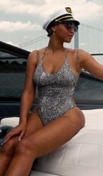 El error en su outfit para vacacionar en Italia fue ese short. En esta foto hasta se le nota la cintura.