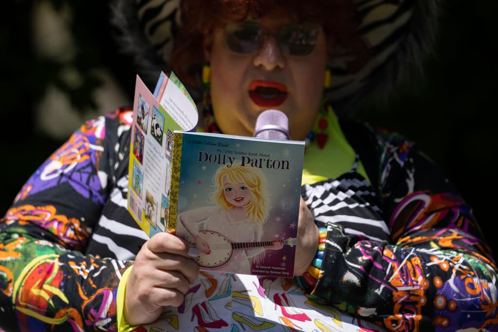 Daniels leyendo "My Little Golden Book About Dolly Parton" a niños durante la actividad "Drag Storytime!" en Mt. Carmel, Pensilvania.