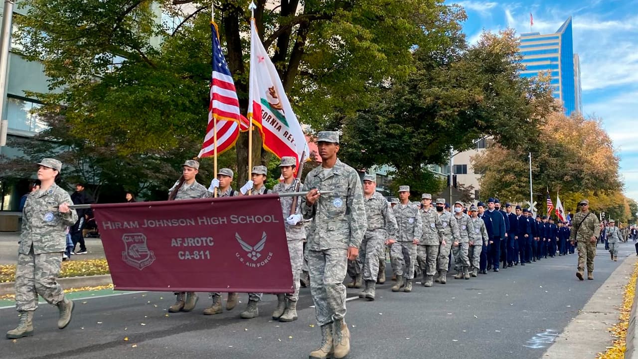 <b>Desfile del Día de los Veteranos en Sacramento</b>
<br> • 
<b>Lugar</b>: Capitol Mall, Sacramento, CA. El desfile comenzará en 9th Street, recorrerá Capitol Mall, 10th Street, y finalizará en los alrededores de la zona del Capitolio.
<br> • 
<b>Horario</b>: Lunes 11 de noviembre, iniciando a las 11:00 a.m.
<br> • 
<b>Actividades</b>: La parada incluye vehículos antiguos, motocicletas, y una ceremonia con oradores especiales. Habrá una zona de expositores y puestos de comida. Este año, el evento estará dedicado a la salud mental y a los 75 años de la integración de las mujeres en las fuerzas armadas.