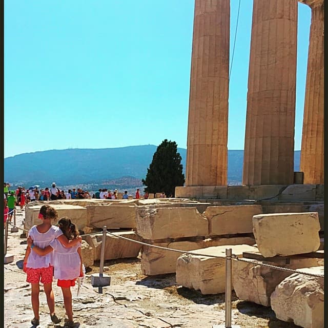 Mía y Nina han aprendido a ser igual de amorosos que su mamá.