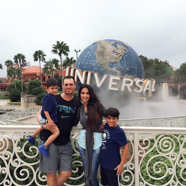 Cynthia Urias, y su esposo, consienten a sus tesoros.