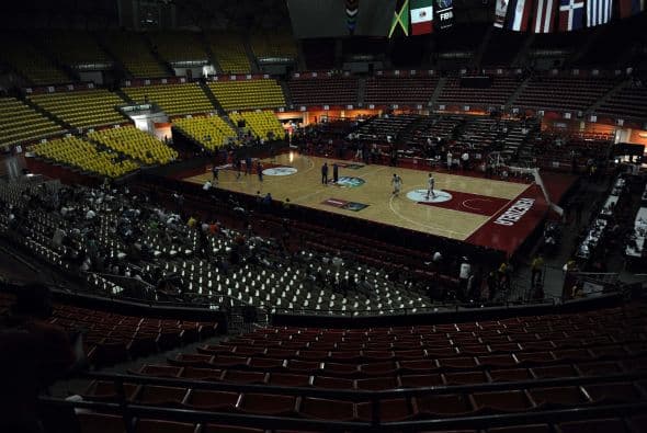 El ministro de Energía Eléctrica, Jesse Chacón, informó de que una falla en la principal línea de transmisión del país dejó a 19 de los 23 estados del país sin electricidad, además de a gran parte de Caracas, afectando la actividad en oficinas, instituciones y transporte público.