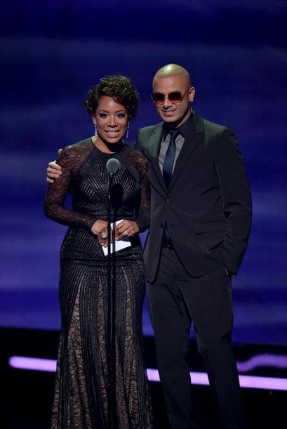 Por su parte, Selenis Leyva y Wisin entregaron el reconocimiento al Album Pop del Año.