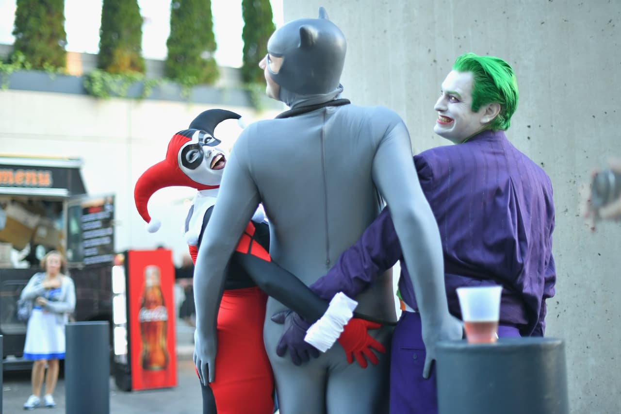Disfrazados de Harley Quinn, Batman y El Guasón, estos fans posaron de una forma inusual para estos personajes a su llegada a Comic Con, en el centro de convenciones Jacob K. Javits, en Manhattan.