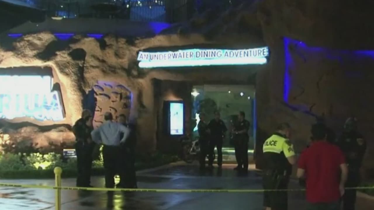 <a href="https://www.univision.com/local/houston-kxln/reportan-un-tiroteo-downtown-aquarium-houston-muertos-herida-victima-sospehcoso">Dos hombres murieron y una mujer resultó herida</a> tras un tiroteo ocurrido en el área del bar del acuario del centro de Houston, el jueves 8 de julio en la noche.