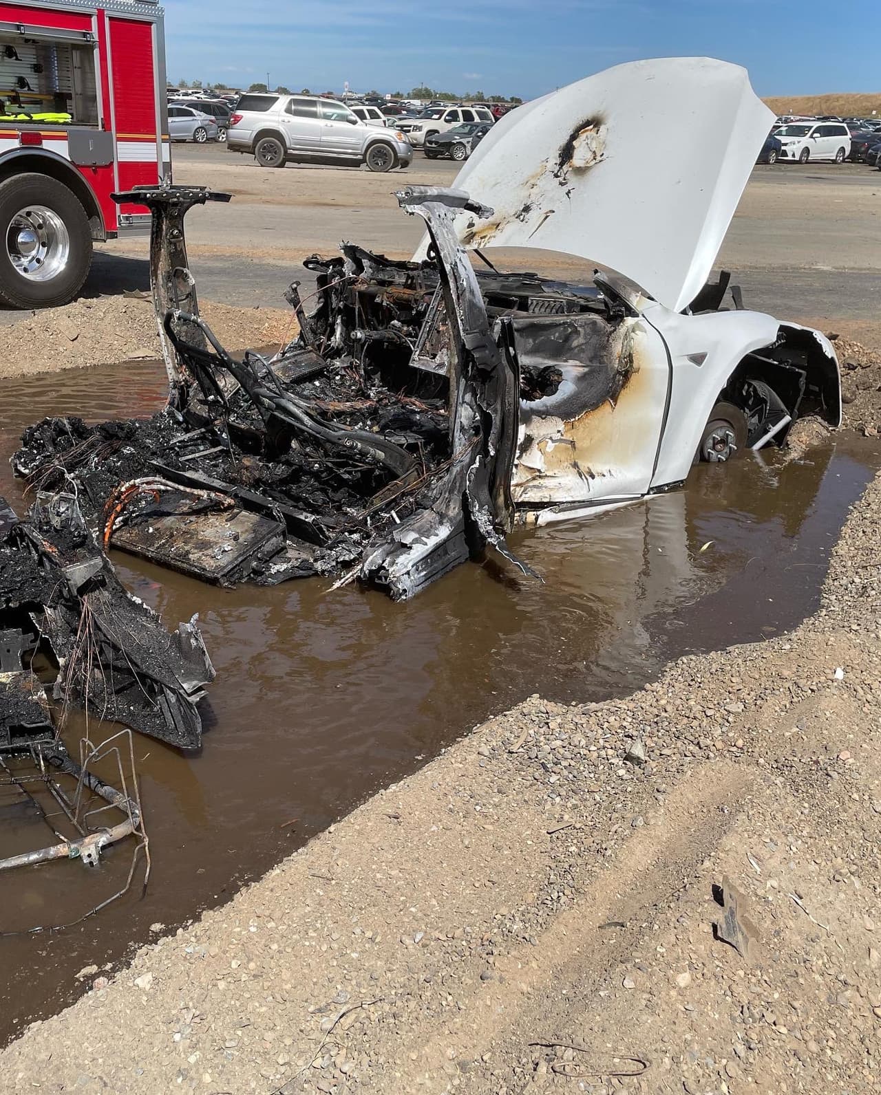 Los bomberos todavía desconocen el motivo del incendio. Cuando llegaron al lugar de la emergencia encontraron el vehículo envuelto en llamas y en una densa nube de humo negro.