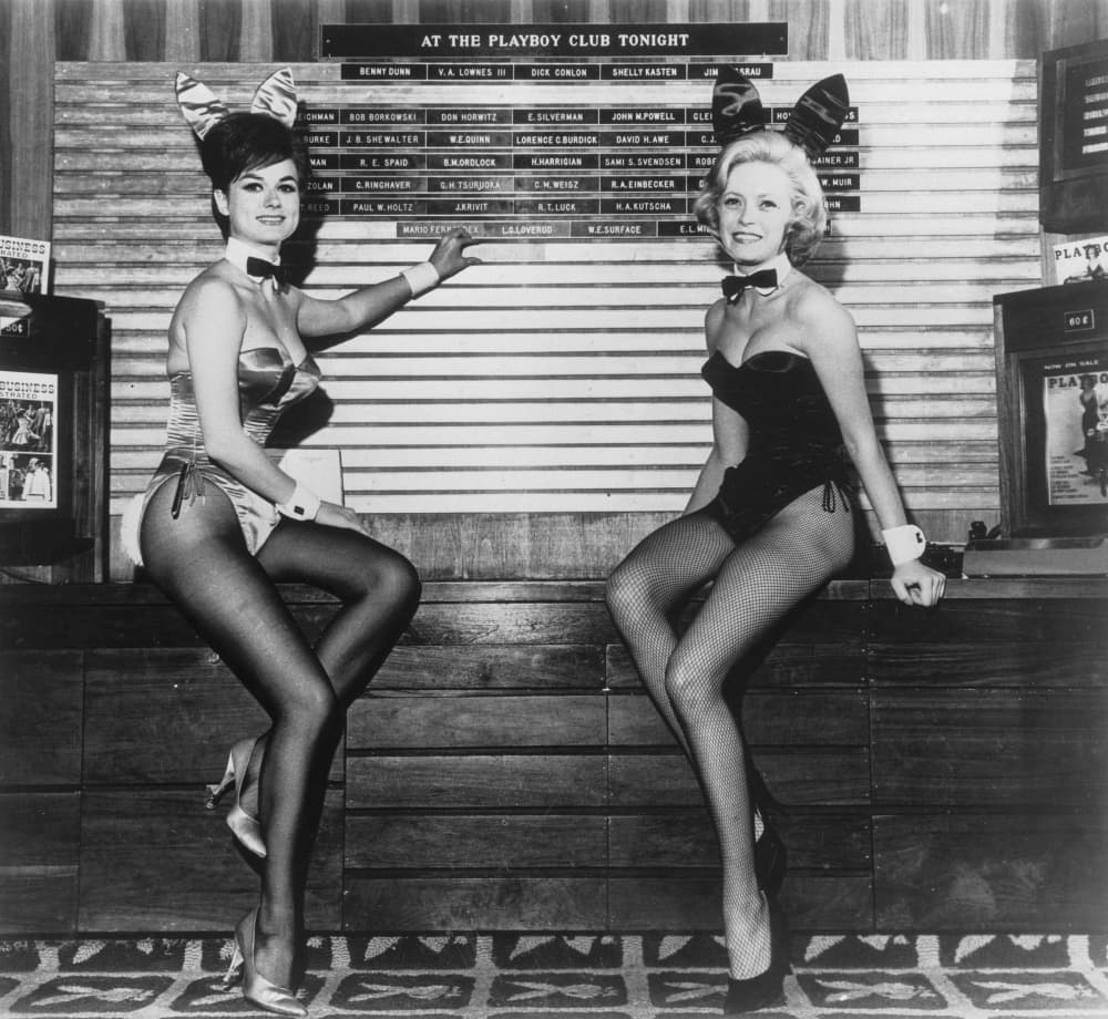 Dos 'conejitas' en el glamuroso 'The Playboy Club', uno de los centros nocturnos más exitosos a principios de la década de 1962 en EEUU.