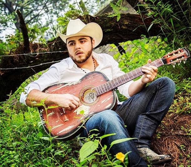 Al principio se pensó que lo habían secuestrado pero más tarde se comunicó con sus fans por Twitter.