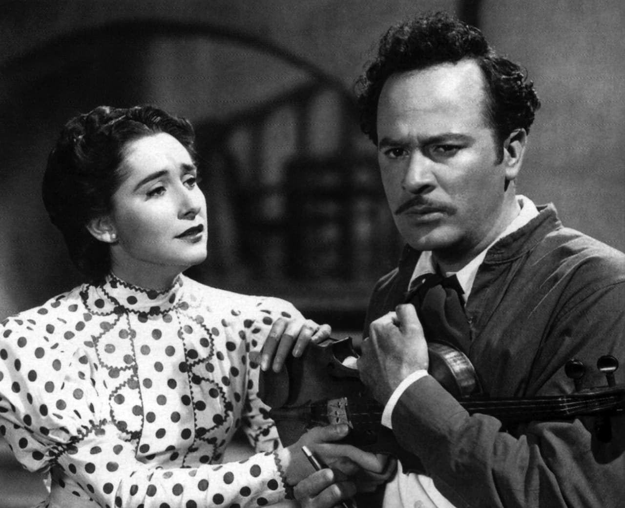 Pedro Infante tuvo tres accidentes de aviación, pasatiempo al que era muy aficionado. El último de ellos le quitó la vida en el centro de la ciudad de Mérida, Yucatán, el 15 de abril de 1957.