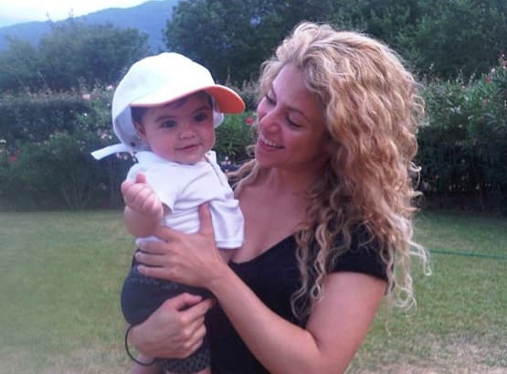 ‘¡BIENVENIDO MILAN!’ El 22 de enero nació el primer hijo de la feliz pareja. Milan Piqué Mebarak nació en la clínica Teknon de Barcelona. Con sólo unos minutos de nacido, el pequeño Milan se hizo socio del FC Barcelona.