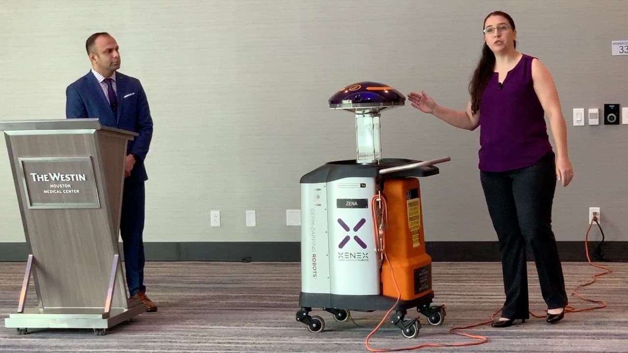 La tecnología de desinfección de habitaciones, proporcionada por
<a href="http://www.xenex.com/" target="_blank">Xenex Disinfection Services</a> con sede en San Antonio, fue desarrollada por dos epidemiólogos en Houston.