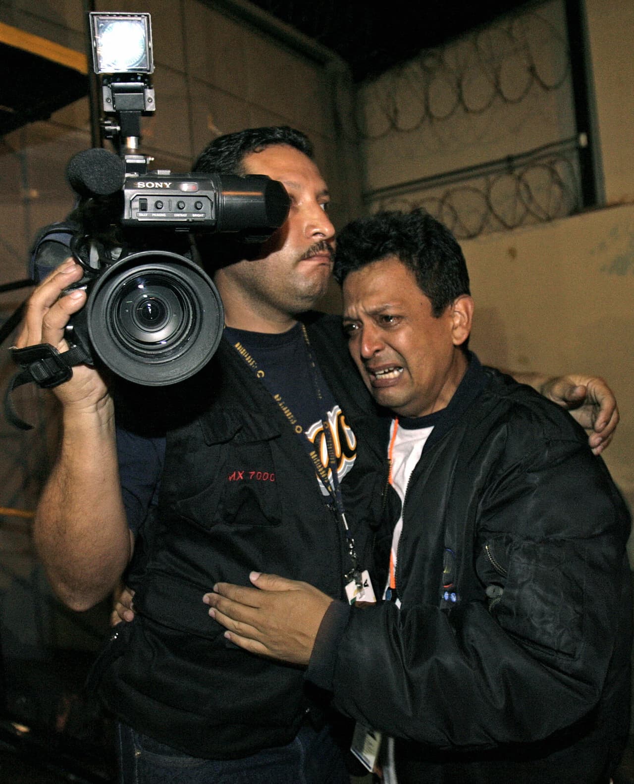 Hugo Chávez fulfilled his threat of not renewing the broadcasting license of Radio Caracas Television, that had become a strong opposition to his government. It later shut down operations. (May 27, 2007)