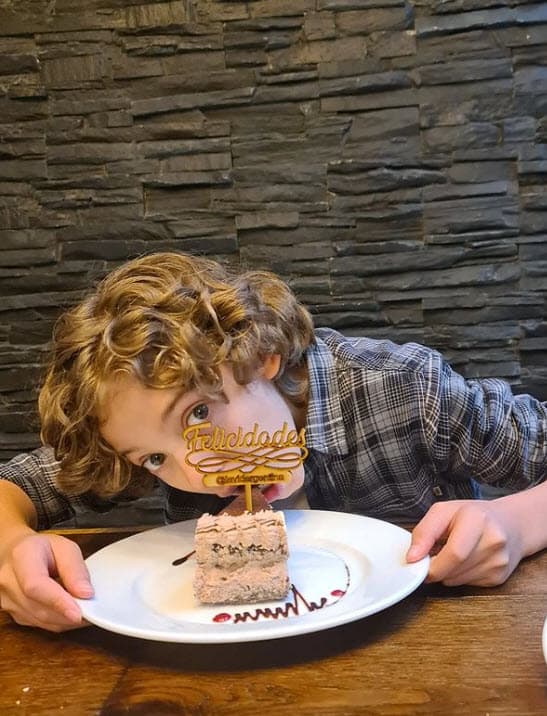 Silvia Navarro, con quien compartió créditos en la telenovela, le dejó un tierno mensaje. "Feliz cumpleaños hermosura 🎉🥳🎂 Mucha felicidad, risas y cosas bonitas 😘❤️🎈🥳", le escribió.